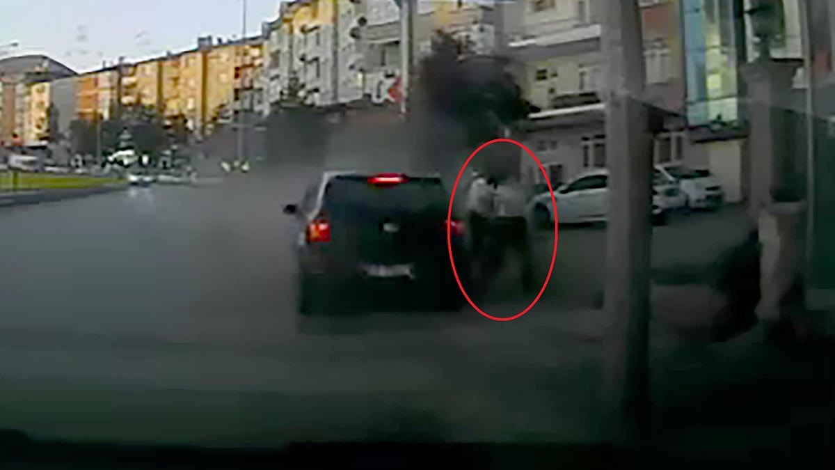 Erzurum'da otomobil kaldırıma çıktı: 2 kadın son anda kaçtı