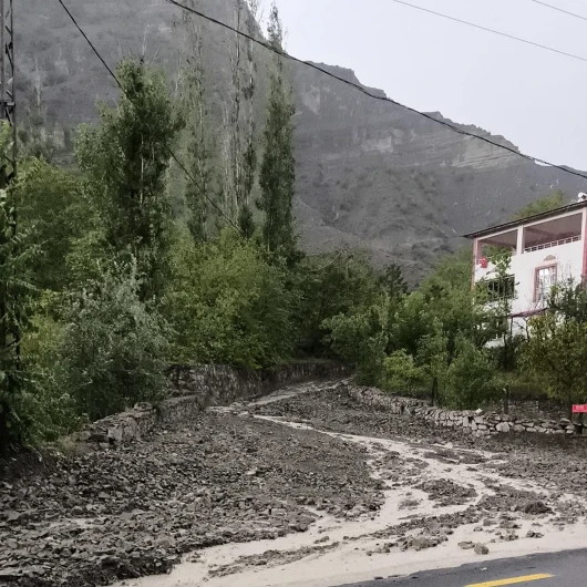 Erzurum'da sel felaketi: Yollar kapandı, araçlar sürüklendi