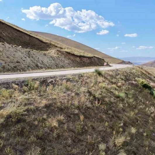 Erzurum'da Yer Çekimine Meydan Okuyan Yol: Araçlar Boştayken Yokuş Yukarı Hızlanıyor
