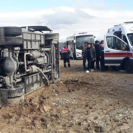 Erzurum'dan Ankara'ya giden cezaevi aracı Sivas'ta devrildi: 3 yaralı