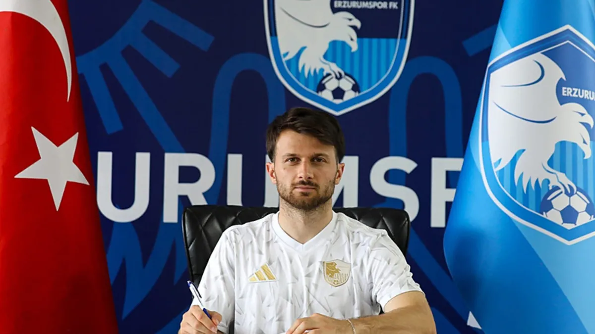 Erzurumspor'da Murat Cem Akpınar ile 1 yıllık yeni sözleşme imzalandı