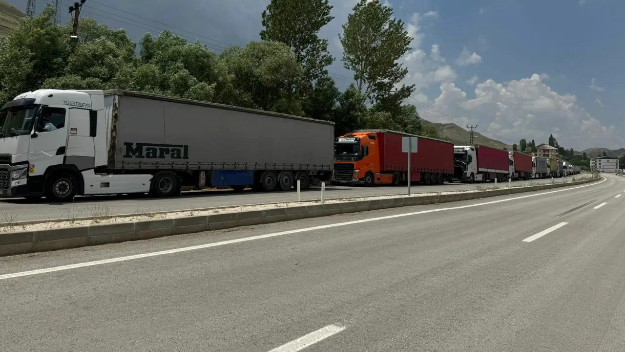Esendere Sınır Kapısı'nda 3 km TIR Kuyruğu: Şoförler Çözüm Bekliyor