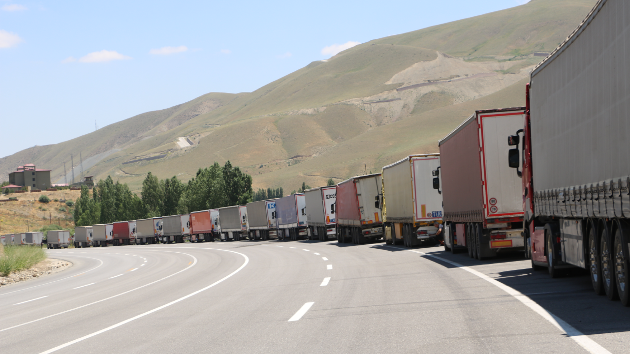 Esendere Sınır Kapısı'nda TIR Kuyruğu 12 Kilometreyi Buldu