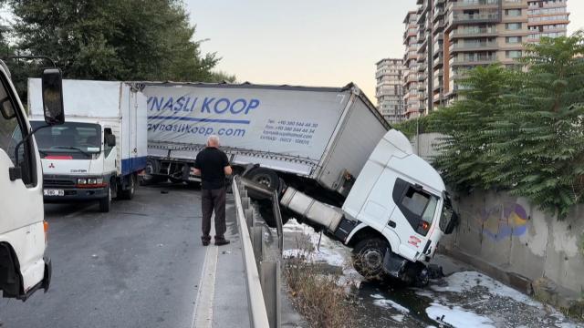 Esenler'de Halı Yüklü Tır Dereye Devrildi: Sürücü Yaralandı