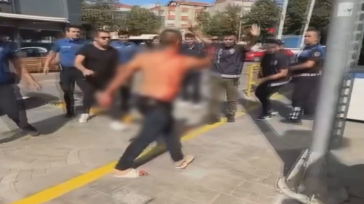 Esenler'de Polise Saldırı: Kamyonetle Üzerlerine Sürdü, Bıçak Çekti