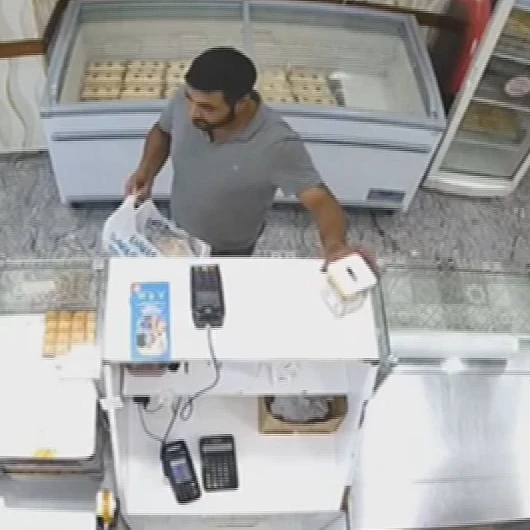 Esenler'de Tatlıcıda Sadaka Kutusu Hırsızlığı Kamerada