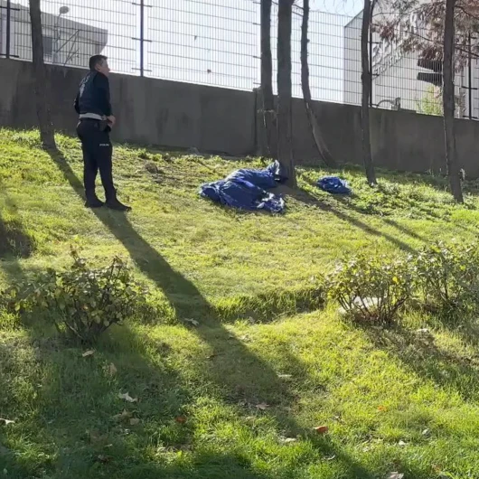 Esenler'de Boş Arazide Erkek Cesedi Bulundu: İran Uyruklu Mohammad H. Hayatını Kaybetti