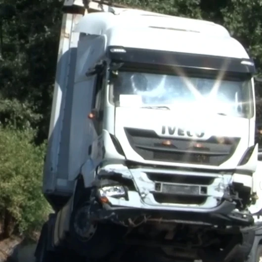 Esenler'de Dereye Uçan TIR Vinçle Kurtarıldı