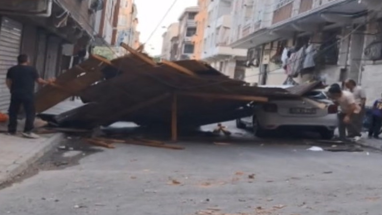 Esenler'de fırtına çatı uçurdu: Çocuklar son anda kurtuldu
