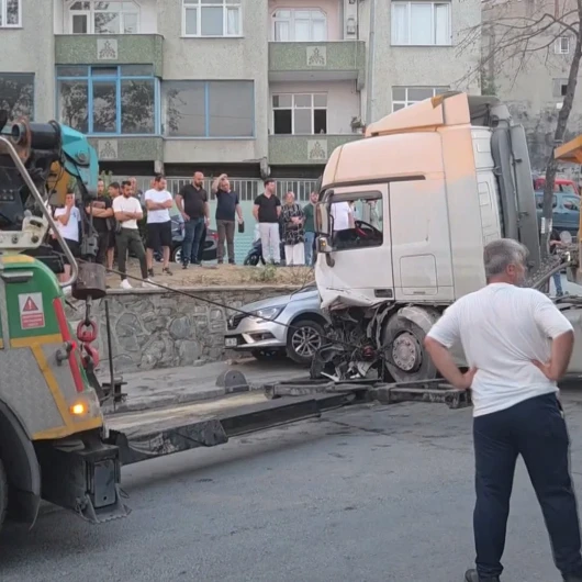 Esenler'de Freni Boşalan Hafriyat Kamyonu 7 Araca Çarptı