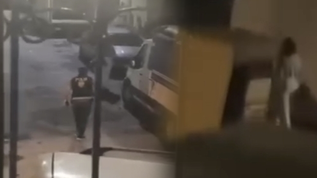 Esenler'de Kayıp Kız Polisi Görünce Boğazına Bıçak Dayadı