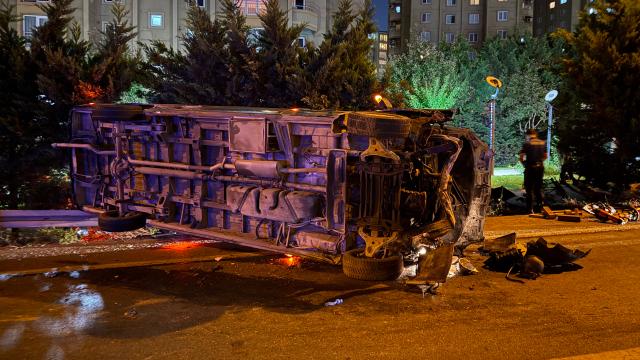 Esenler'de minibüs kazası: Sürücü öldü, 5 kişi yaralandı