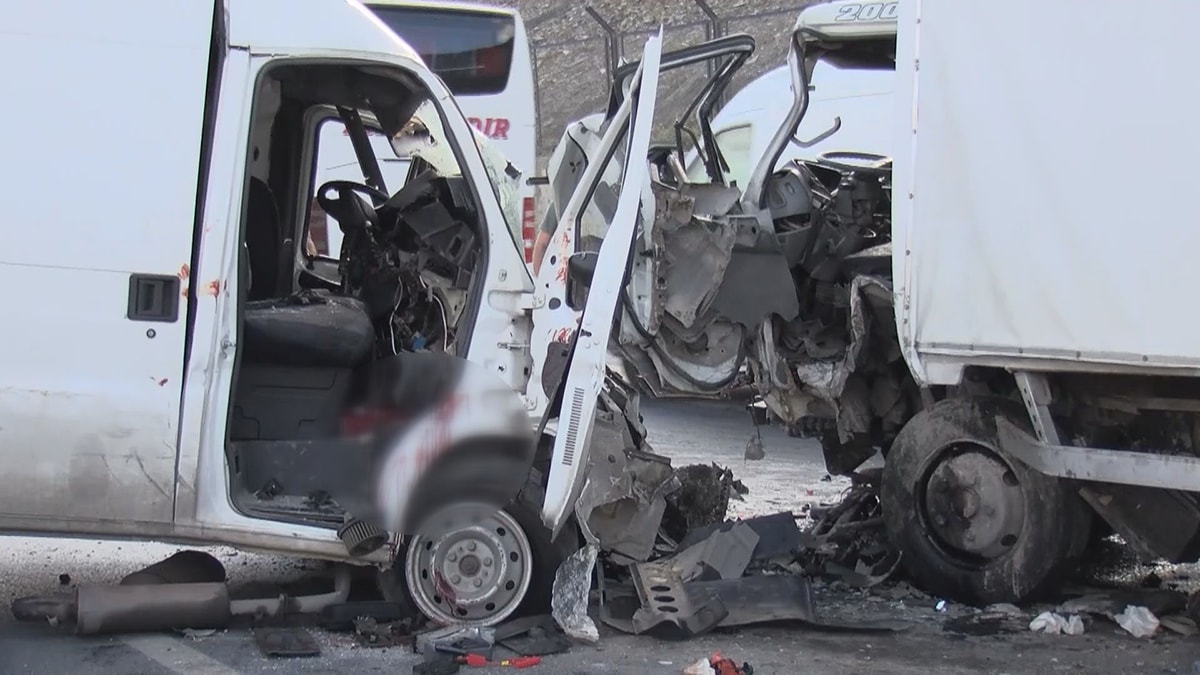 Esenler'de Minibüs Refüjü Aştı: 5 Araç Çarpıştı, Yaralılar Var
