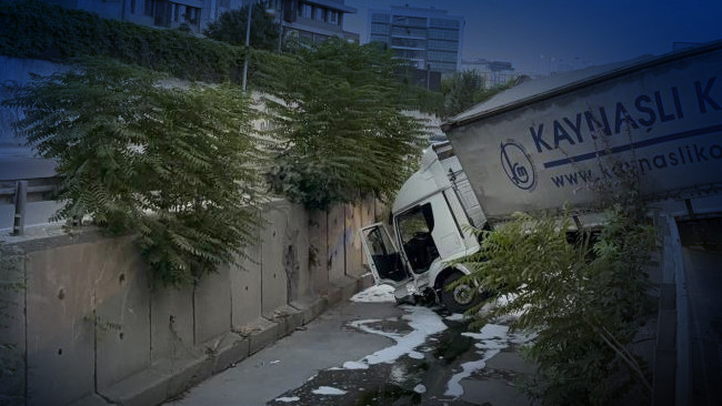 Esenler'de Tır Dereye Uçtu: Sürücü Yaralandı