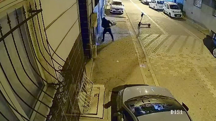 Esenyurt'ta Eski Sevgili Dehşeti: Binayı Kundakladı, Camları Kırdı