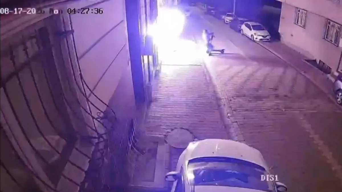 Esenyurt'ta Dehşet: Eski Sevgilinin Evine Benzin Döküp Yaktı
