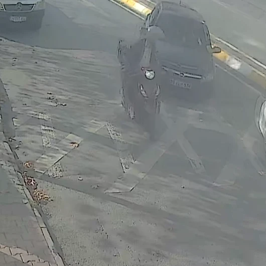 Esenyurt'ta Feci Kaza: Otomobil Önce Motosikletliye, Sonra Yayaya Çarptı