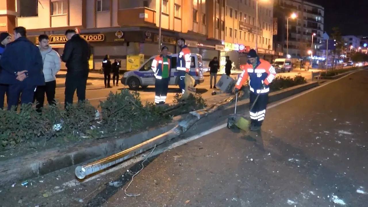Esenyurt'ta feci kaza: Otomobil yayalara çarptı, 1 ölü 1 yaralı