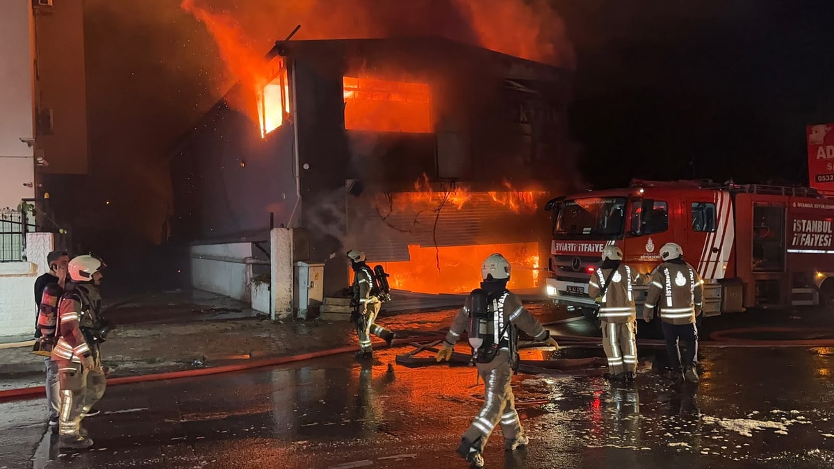 Esenyurt'ta İş Yerinde Çıkan Yangın İtfaiye Tarafından Söndürüldü