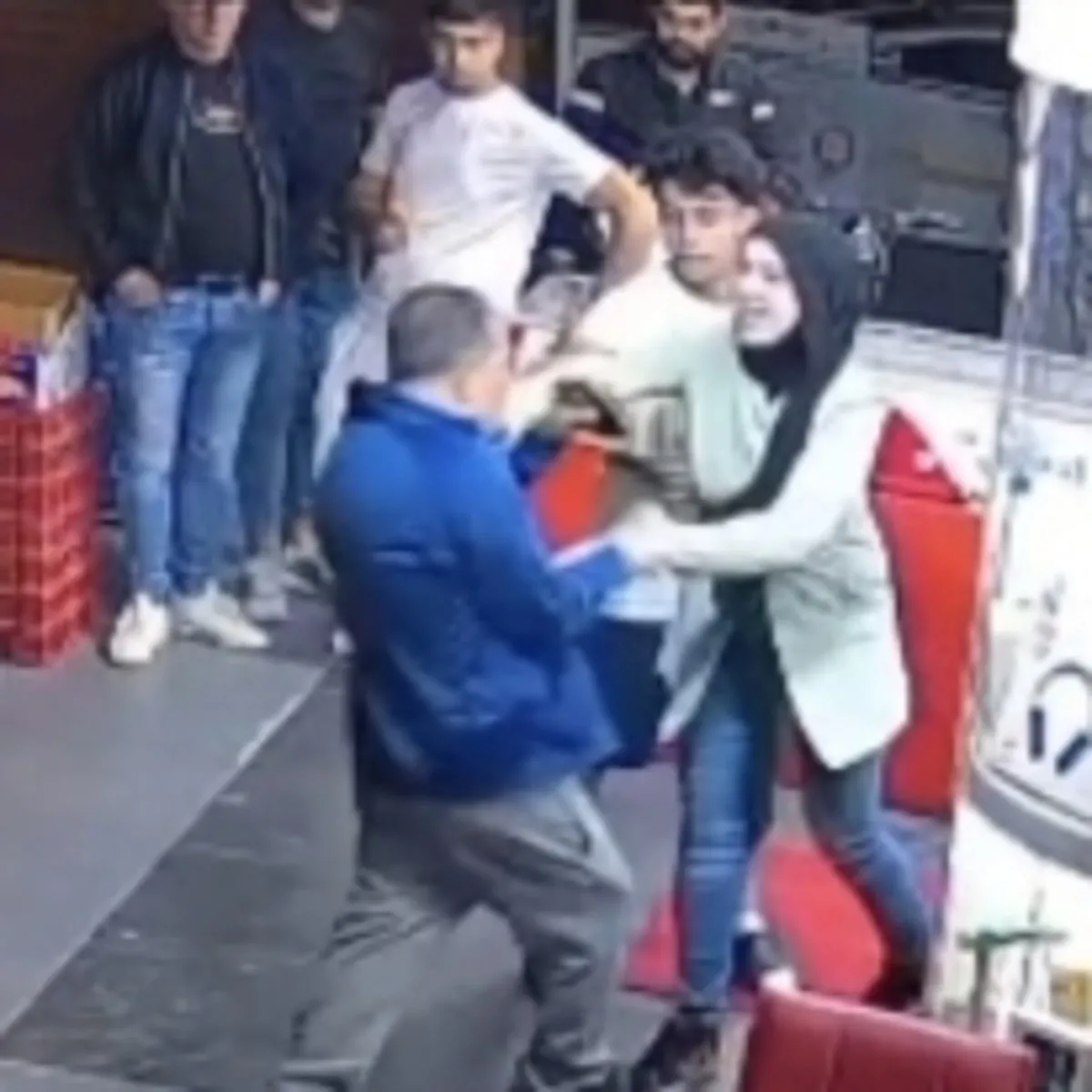 Esenyurt'ta kadın esnafa bıçaklı saldırı girişimi kamerada