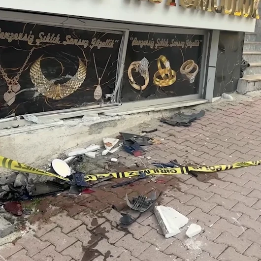 Esenyurt'ta Facia: Kontrolden Çıkan Otomobil 3 Kişiyi Yaraladı