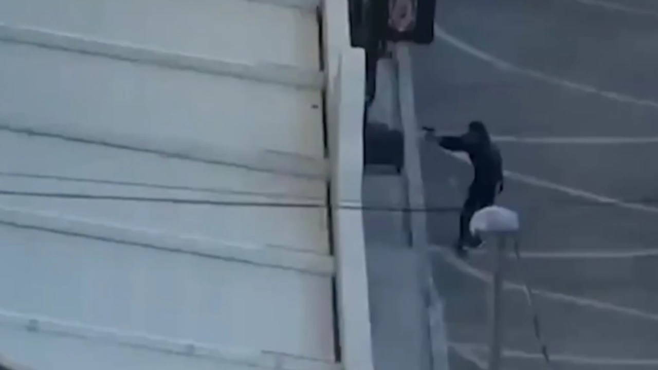 Esenyurt'ta kuyumcuya silahlı saldırı: Şüpheli araç gasp edip kaçtı