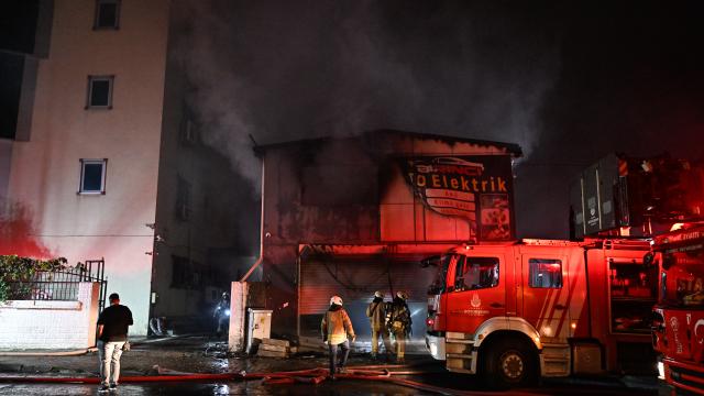 Esenyurt'ta Lastikçide Yangın: 5 İş Yeri ve Yemek Fabrikasına Sıçradı