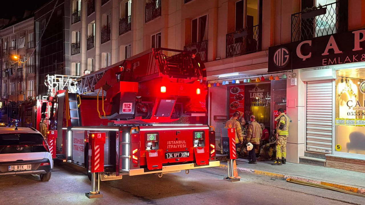 Esenyurt'ta otel yangını: Müşteriler itfaiye merdiveniyle kurtarıldı