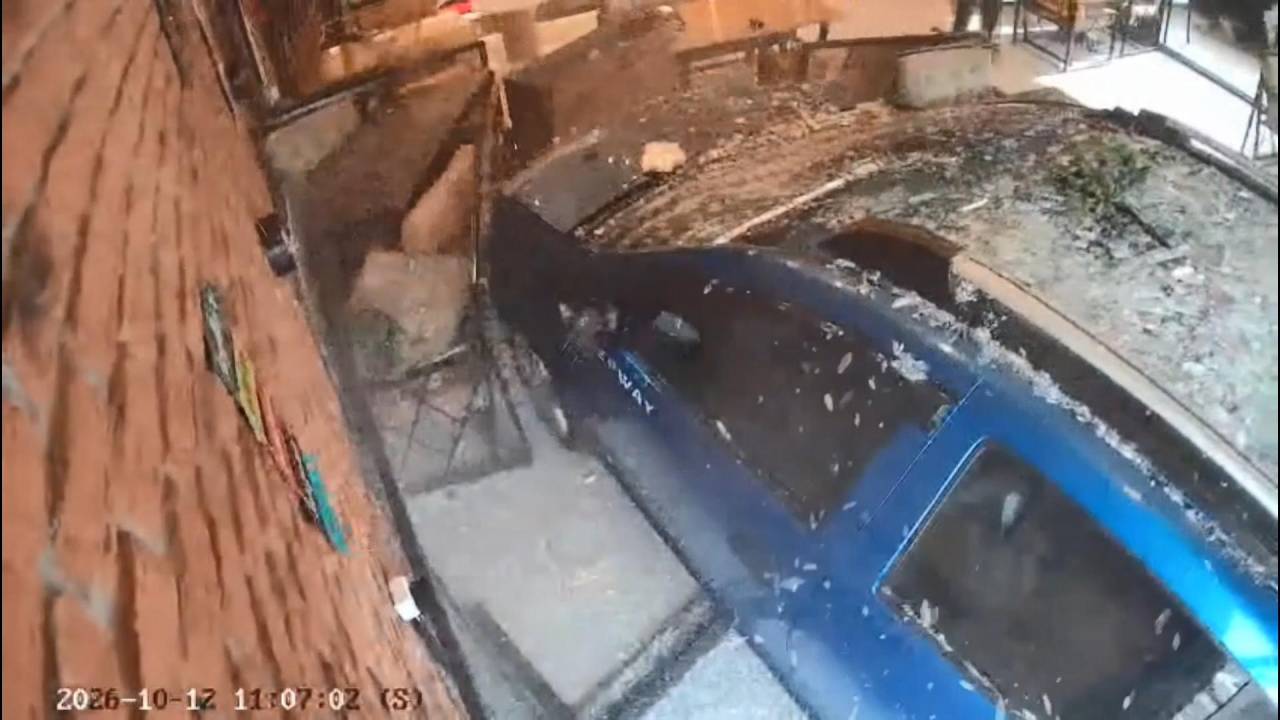 Esenyurt'ta Otomobil Börekçiye Daldı: Müşteri Son Anda Kurtuldu