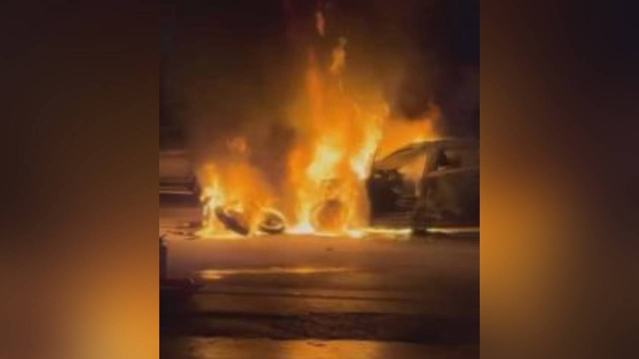 Esenyurt'ta otomobil-motosiklet kazası: Araçlar alev alev yandı, 2 kişi yaralandı