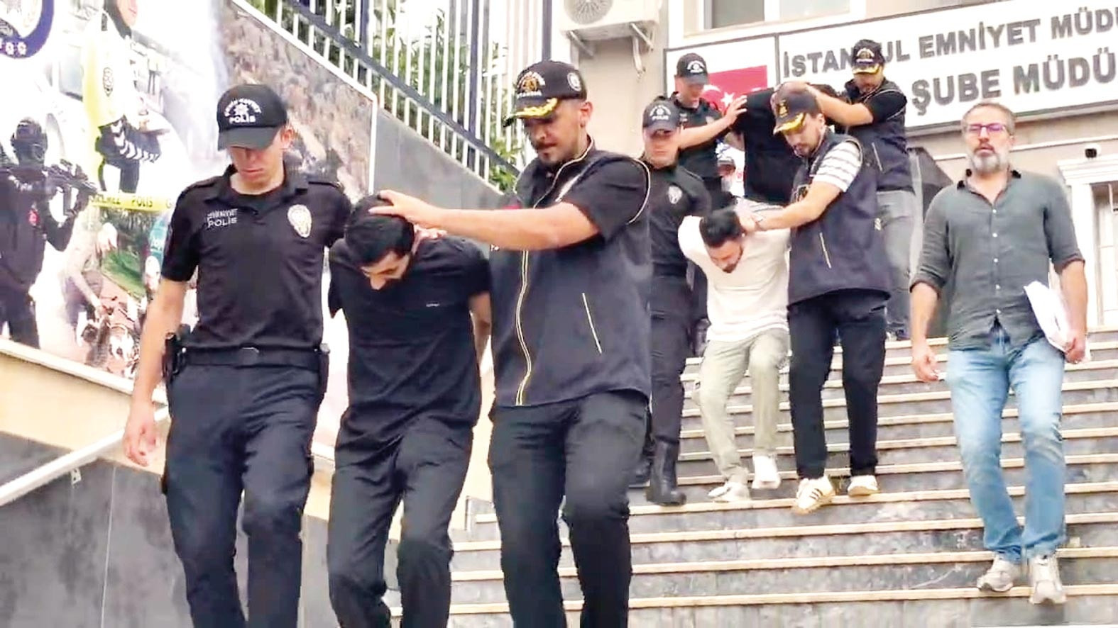 Esenyurt'ta rezidansın 16. katından düşen genç hayatını kaybetti