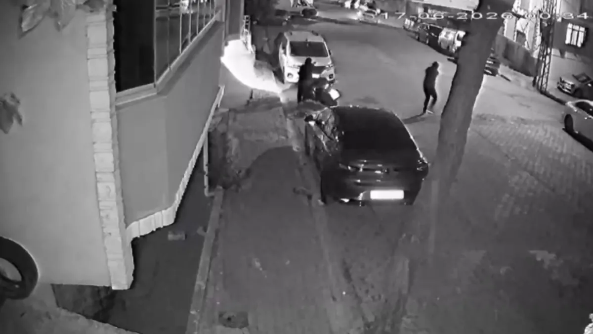 Esenyurt'ta silahlı çatışma: Araçlar ve iş yerleri kurşunlandı