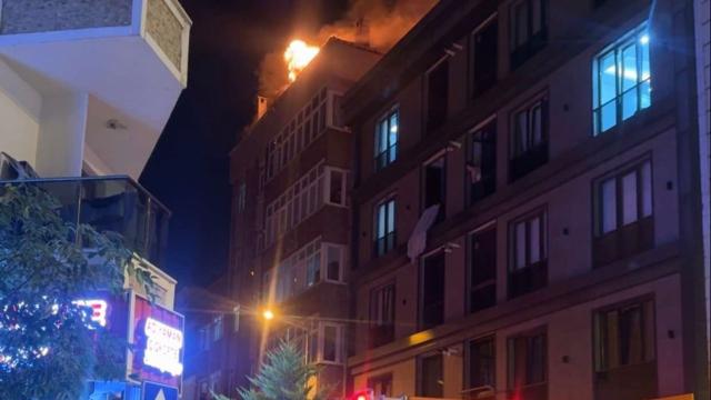 Esenyurt'ta 4 Katlı Binanın Çatısında Yangın: Neyin Sebep Olduğu Araştırılıyor