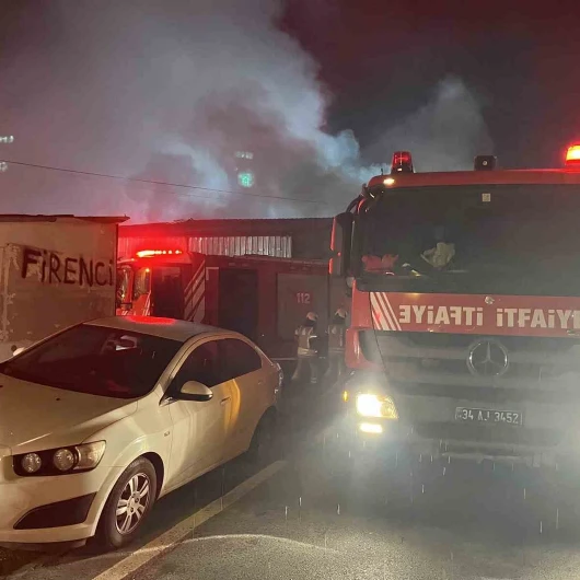 Esenyurt'ta Tekstil Atölyesinde Yangın: Yorgan Üretimi Yapan İş Yeri Kullanılamaz Hale Geldi