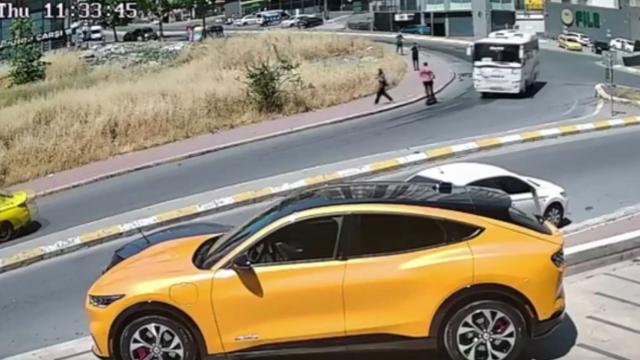 Esenyurt'ta ters yönde giden scootera otomobil çarptı: Sürücü ağır yaralandı
