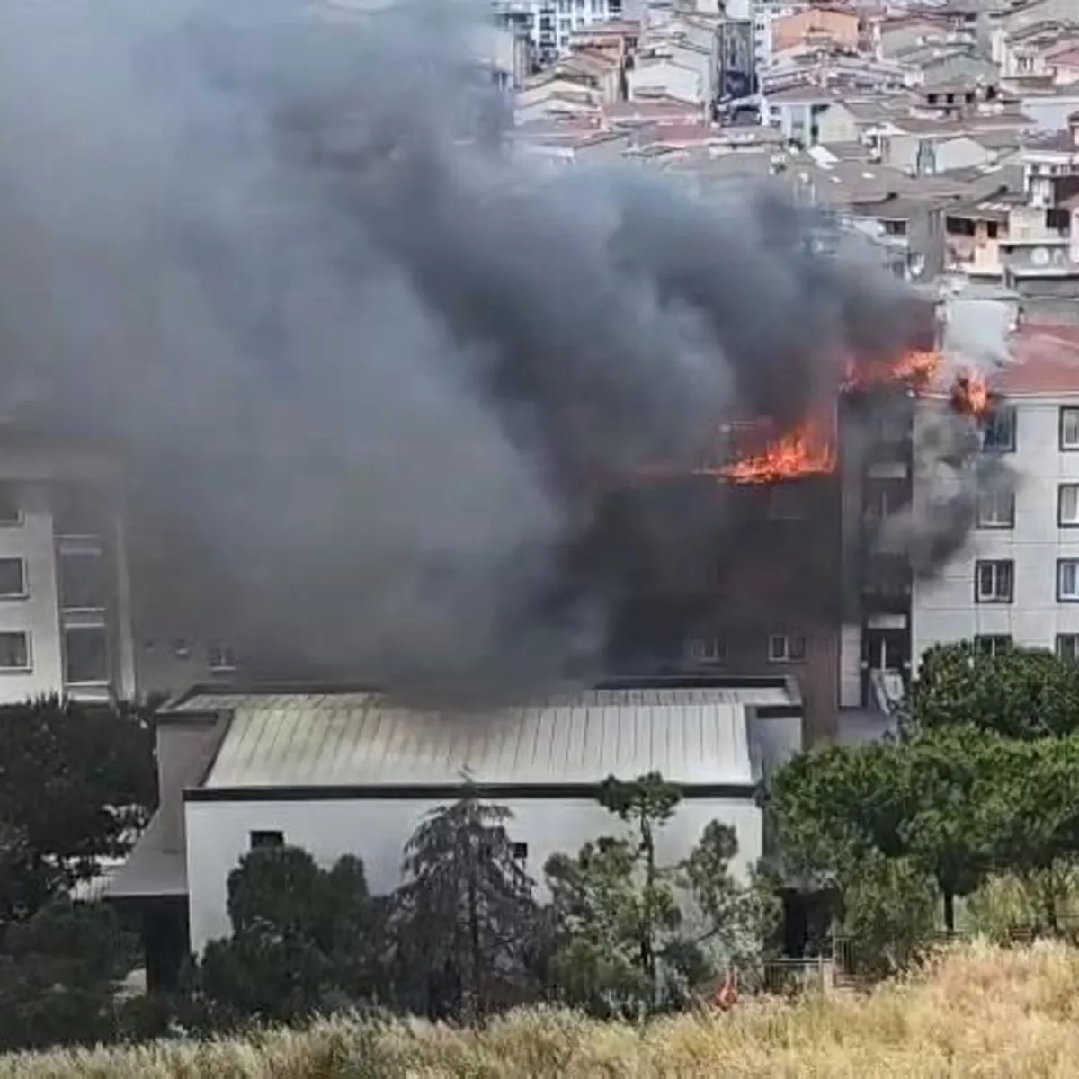 Esenyurt'ta yangın: 4 binanın çatısı alevlere teslim