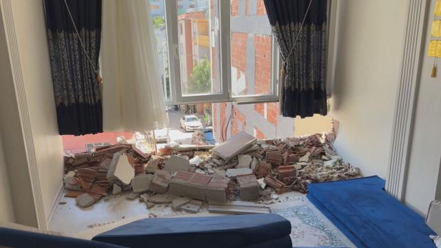 Esenyurt'ta yıkım faciası: Devrilen bina, komşuyu vurdu