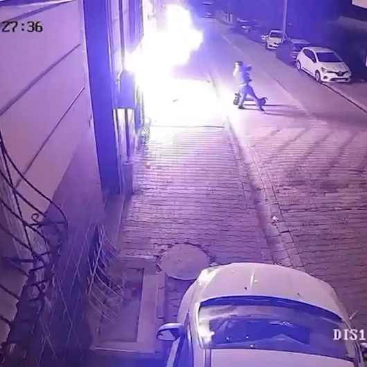 Esenyurt'ta korku dolu anlar: Daireyi ateşe verip skuterle kaçtı