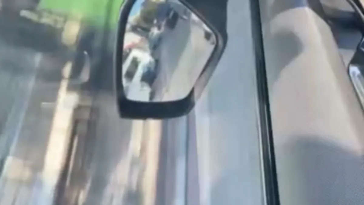 Esenyurt'ta yol verme tartışmasında çocukların bulunduğu araca kurşun yağdı