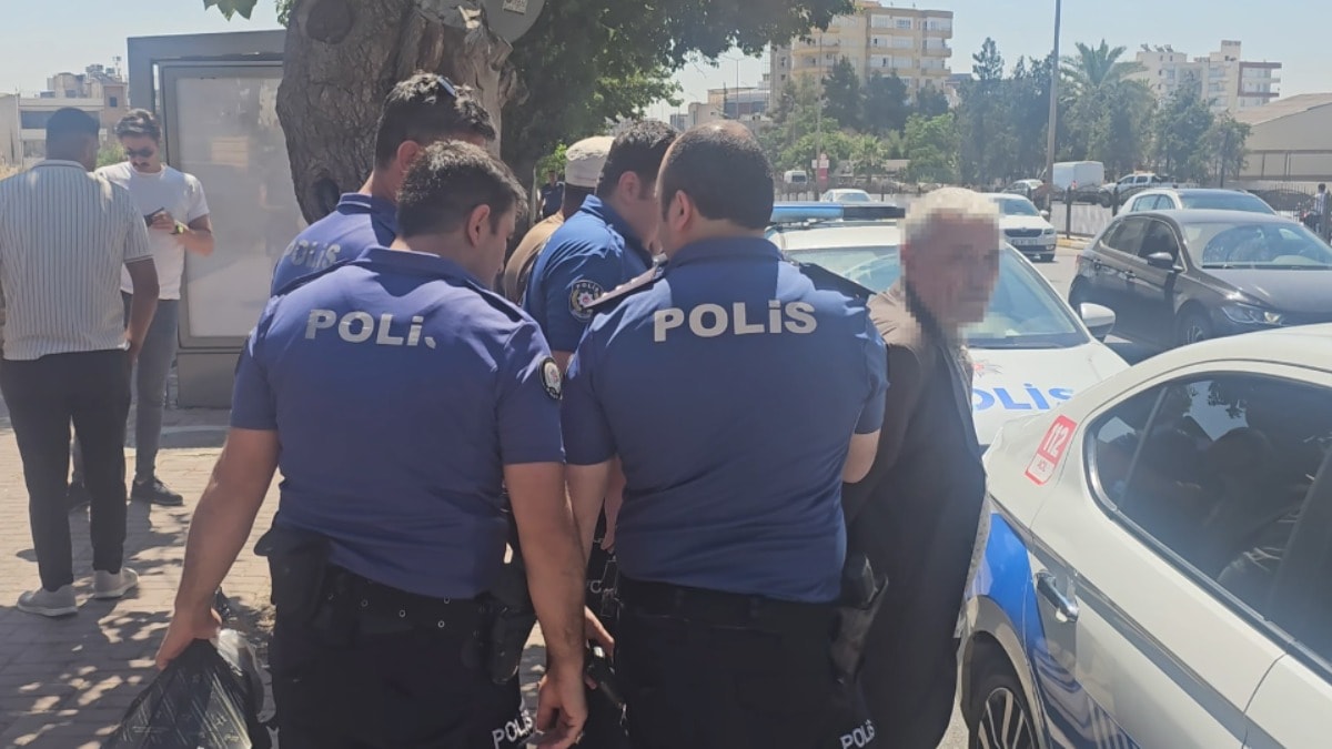 Eşini Durakta Vuran Ahmet Dişçi Polise Teslim Oldu