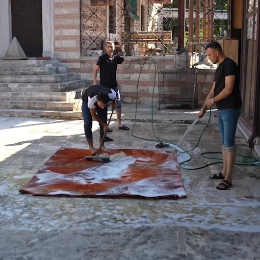 Eski bağımlılar cami temizliğiyle yeniden doğuyor