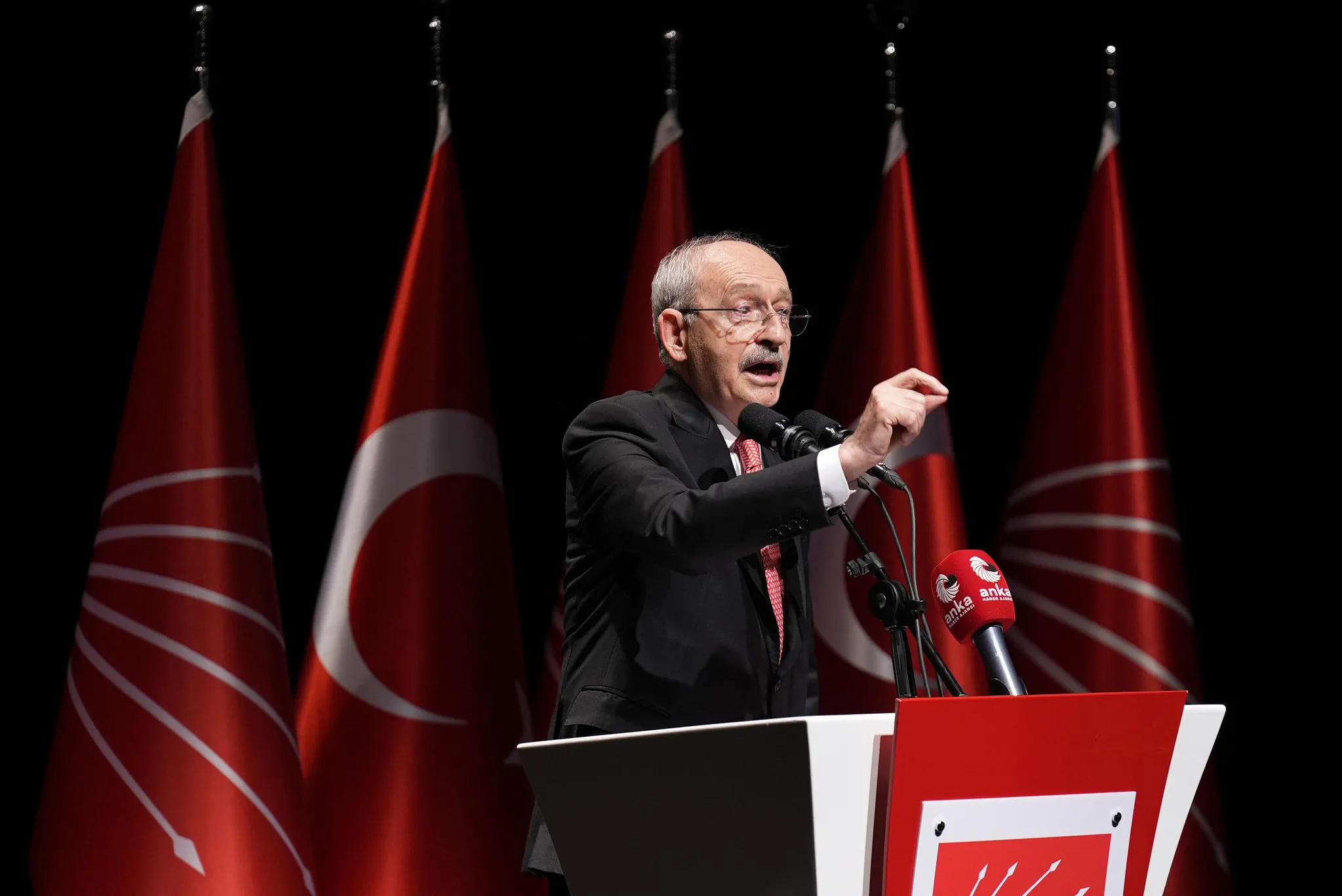 Eski CHP'li Sevigen'den Özgür Özel'e: Silivri prangasından kurtul