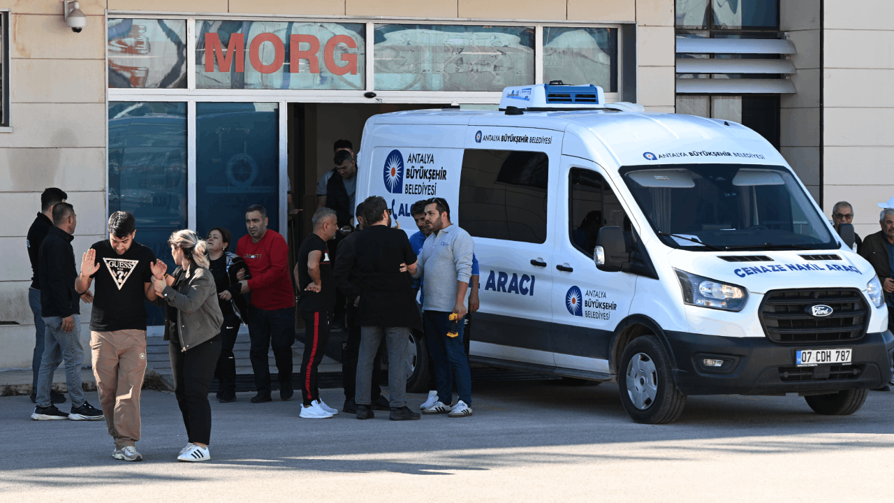 Eski futbolcu Mehmet Hayri Çakır Antalya'da hayatını kaybetti