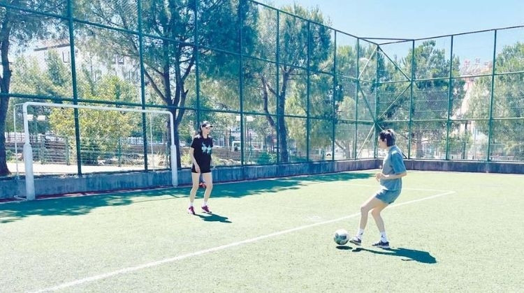 Eski milli futbolcu kardeşler öğrencileriyle rakip oldu