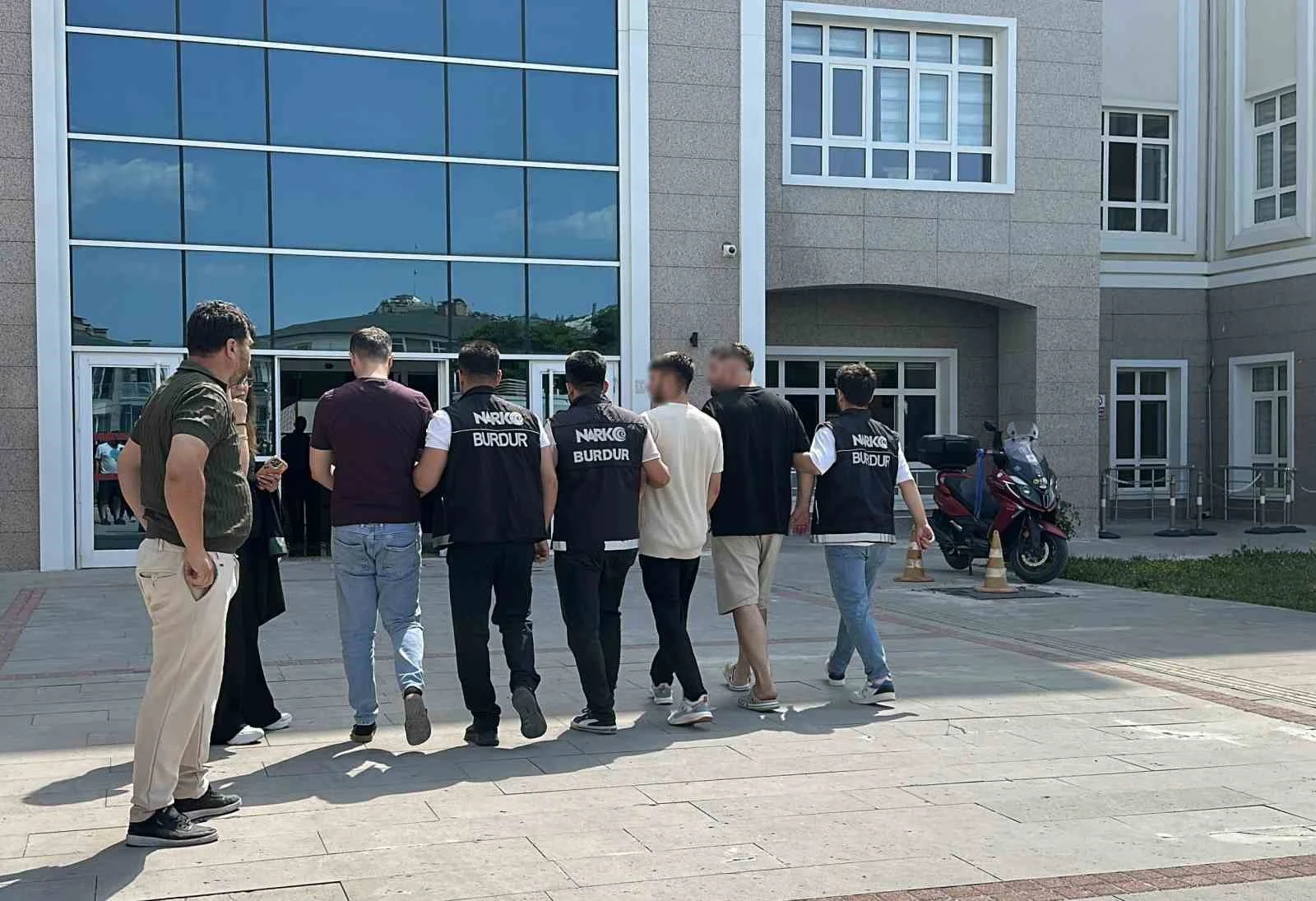 Eski öğretmenden uyuşturucu operasyonu: 15 bin kullanımlık hap ele geçirildi
