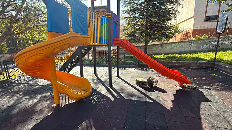 Eskişehir'de çocuk parkına yanık yağ saldırısı: Kaydıraklar kullanılamaz hale geldi