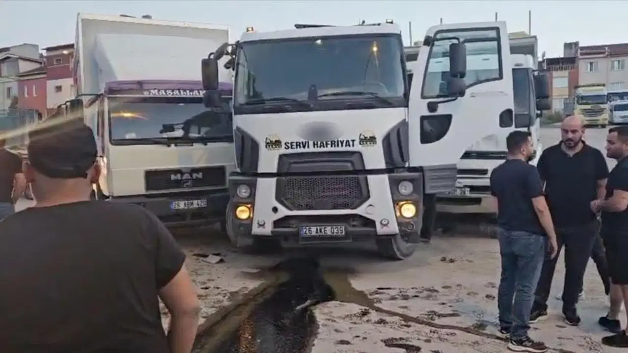 Eskişehir'de freni boşalan kamyon parka daldı, facia önlendi