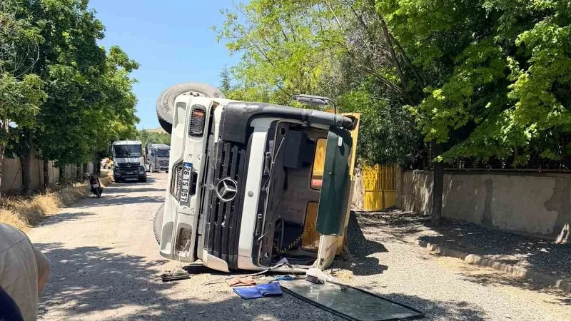 Eskişehir'de Freni Boşalan Tır Sürücüsü Aracını Bilinçli Olarak Devirdi: 1 Yaralı