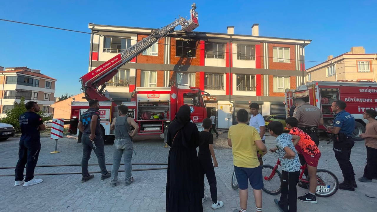Eskişehir'de iki katlı binada yangın: 4 kişi dumandan etkilendi