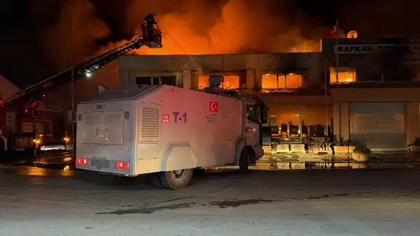 Eskişehir'de işletmede yangın: TOMA da destek verdi